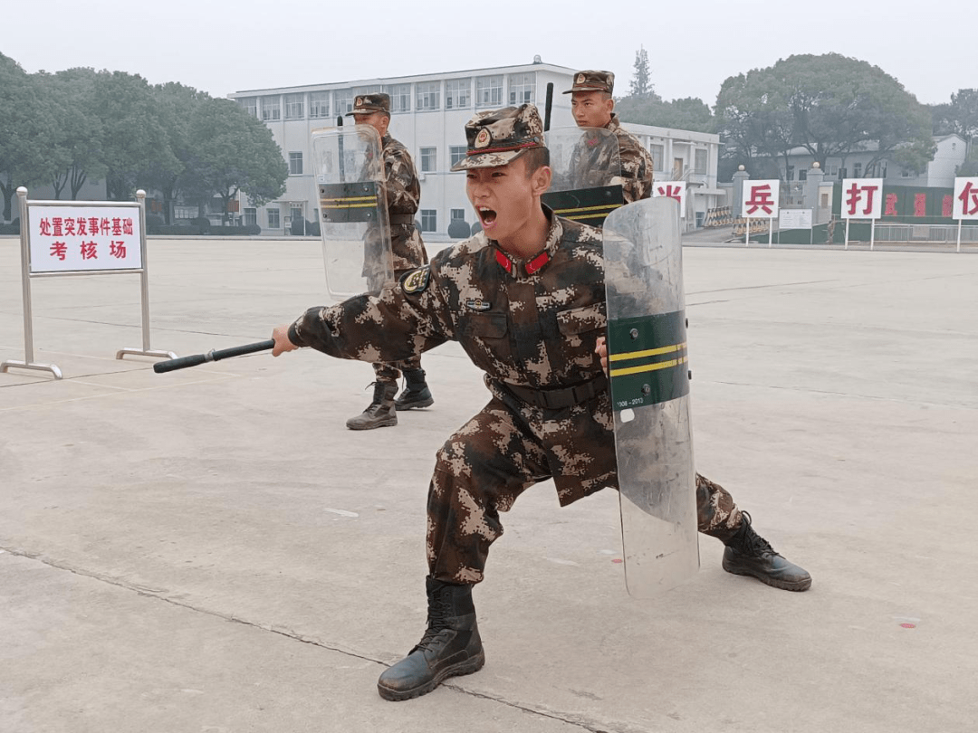 浓眉哥在曼联比赛中出色防守，战术调整引发热议！气势如虹延续的简单介绍-九游娱乐